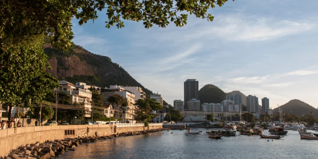 Imagem da mureta da Urca, mostrando parte da Baía de Guanabara, com barcos.