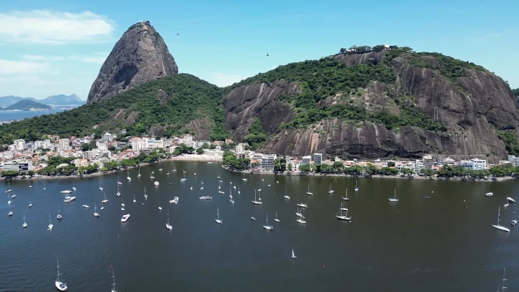 Vista da Baía de Botafogo e da Prainha da Urca.