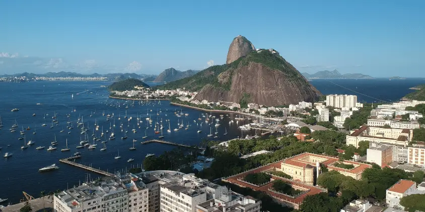 Imagem panorâmica mostra o morro da Urca e parte da cidade do Rio