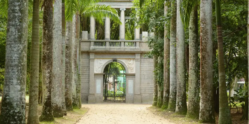 Imagem da entrada principal do Jardim Botânico do Rio de Janeiro.