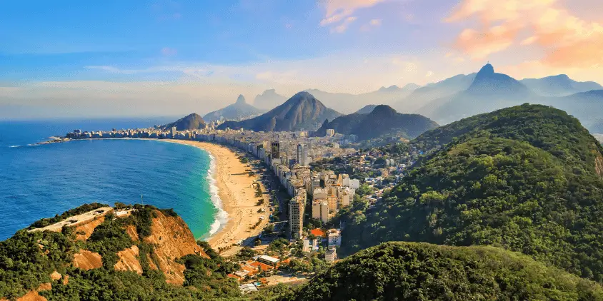 Imagem panorâmica do Rio de Janeiro, mostrando a cidade e a beira da praia de Copacabana