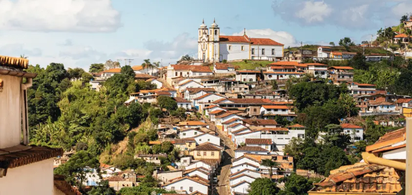 Imagem da cidade histórica mineira de Ouro Preto, mostrando muitas casas com arquitetura barroca.