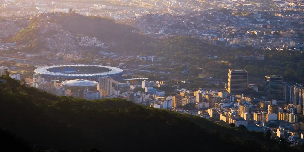 Imagem aérea distante do Maracanã