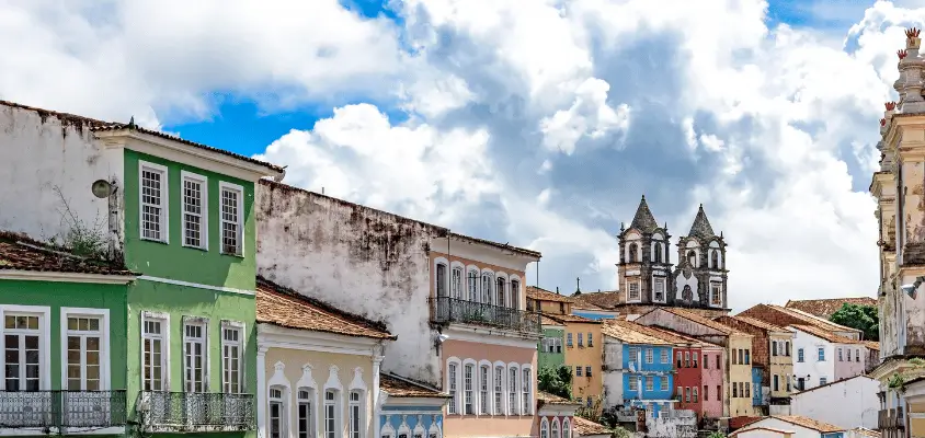 Imagem das casa e prédios coloniais, coloridos, do Pelourinho. 