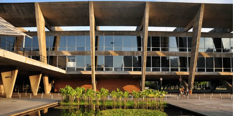 Imagem da fachada do Museu de Arte Moderna , no Rio de Janeiro.