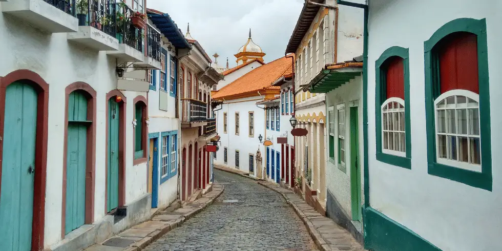 Imagem da cidade história de Ouro Preto, com suas casas coloridas e antigas.