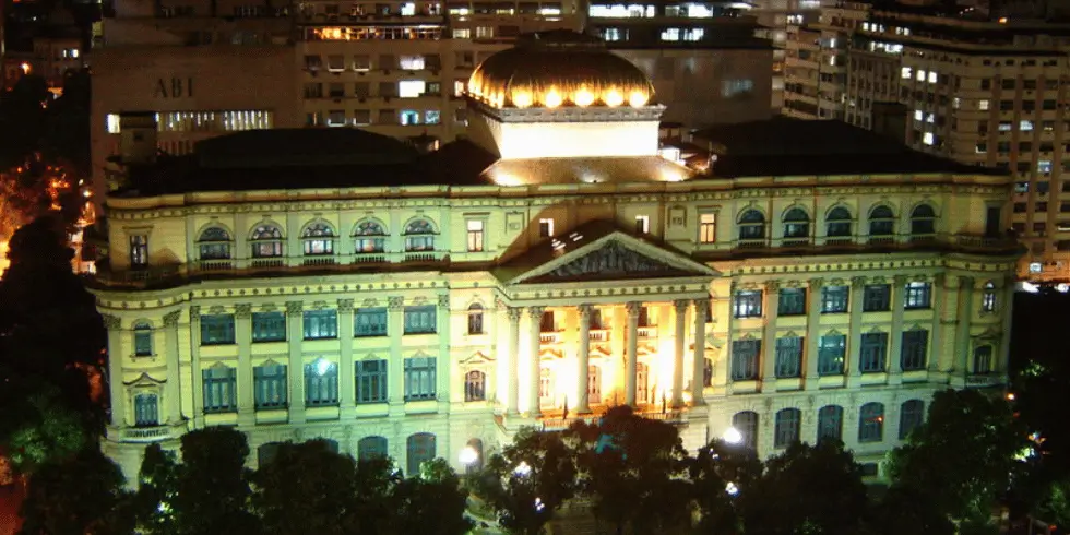 Imagem aérea da Biblioteca Nacional de noite.