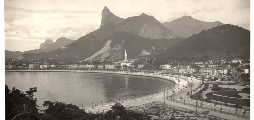 Imagem em preto e branco do Rio de Janeiro em meados do séc XX. Na fotografia aparece o Pão de Açúcar e a Baía de Guanabara