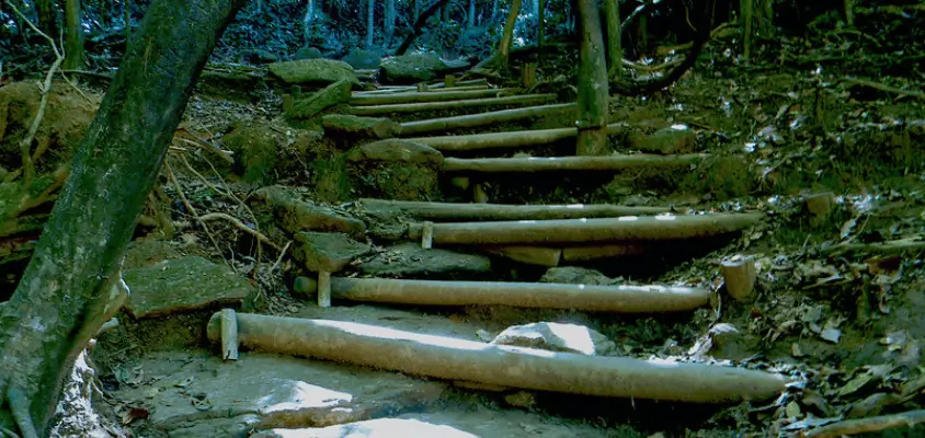 Imagem de uma parte da escadaria da trilha do Morro da Urca.