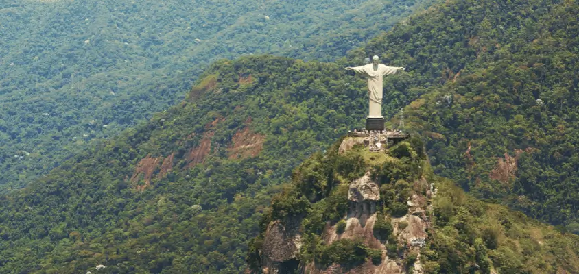 Imagem panorâmica do Cristo Redentor e Morro do Corcovado.