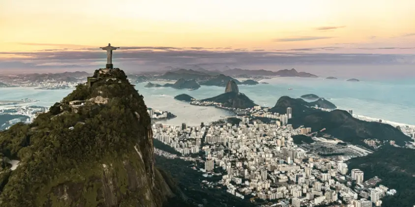 Imagem panorâmica do Rio de Janeiro, mostrando o Cristo Redentor no canto da imagem