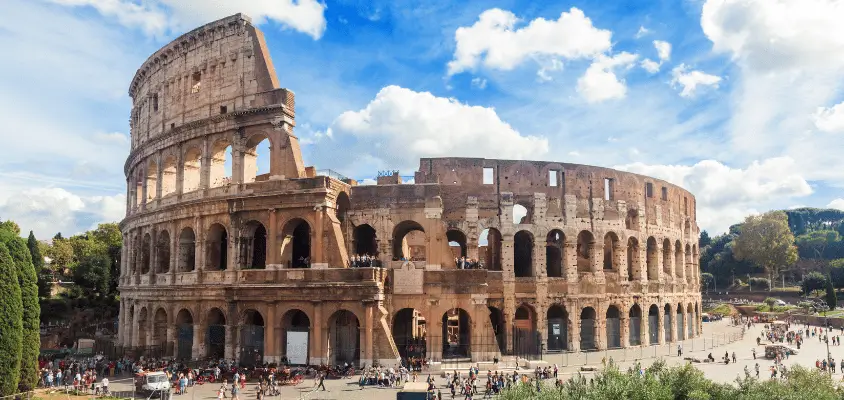 Imagem do Coliseu romano de frente.