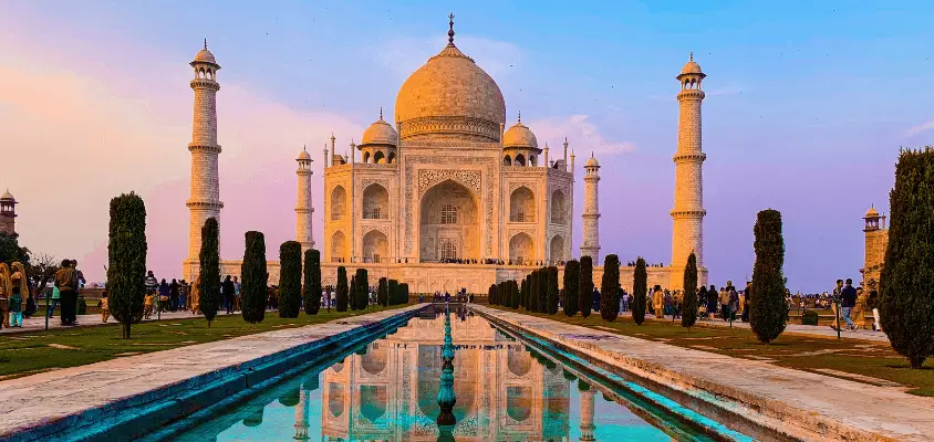 Imagem do Taj Mahal de frente.