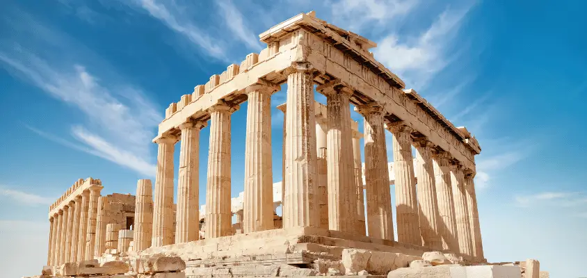 Imagem da Acrópole de Atenas em um ângulo diagonal.