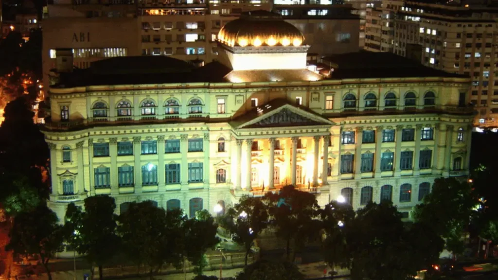 Imagem da biblioteca nacional do Rio de Janeiro de noite.