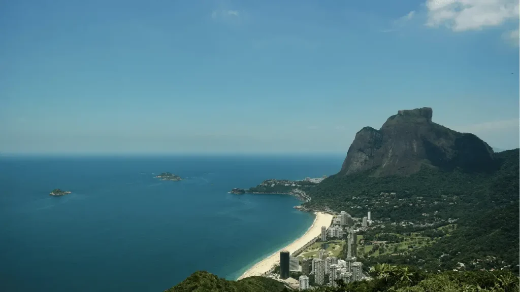 Imagem mostra a pedra da urca, no Rio de Janeiro. A imagem mostra o mar e parte da cidade.